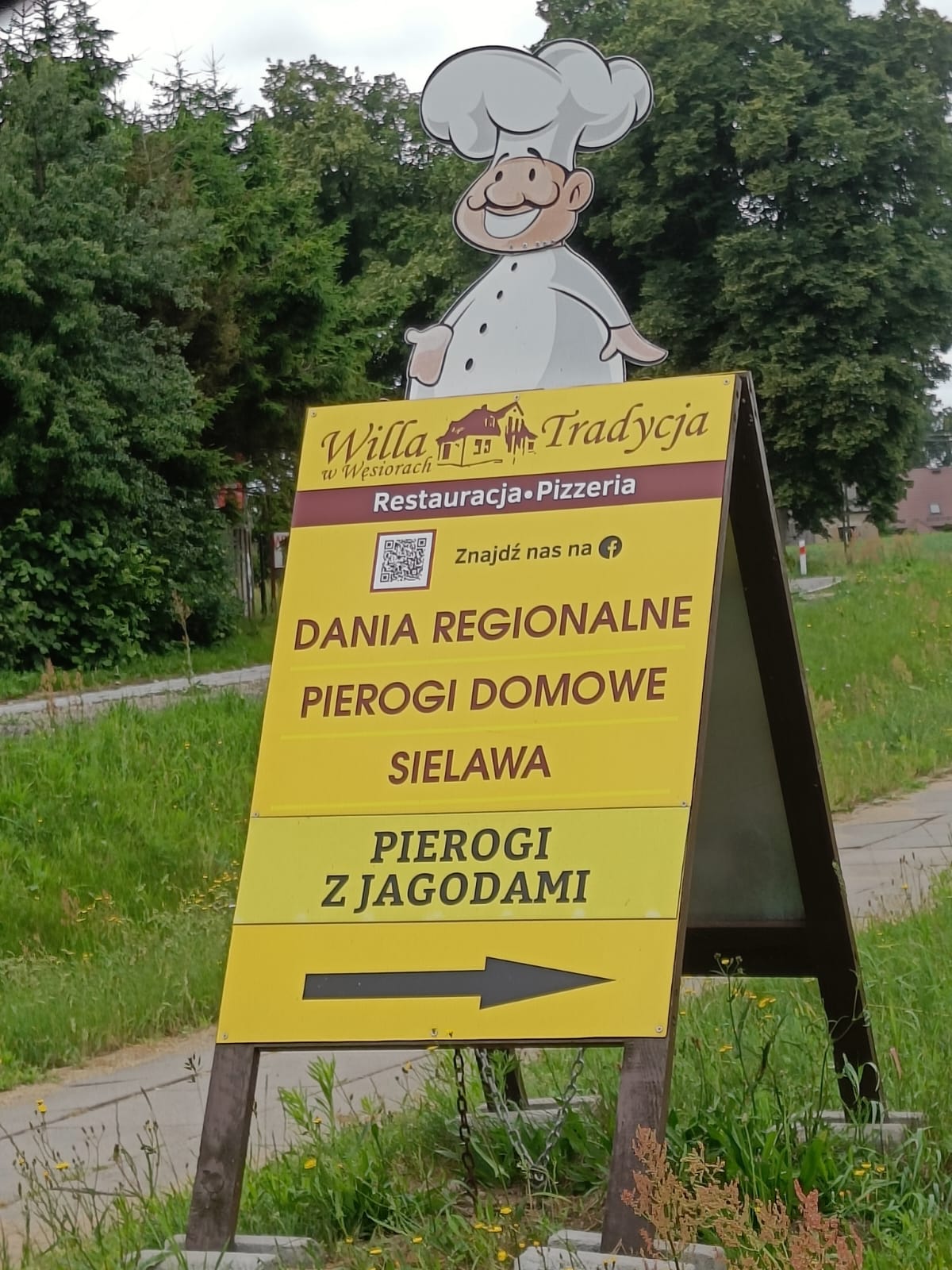 Tablica przy drodze kierująca do Willi Tradycja w Węsiorach