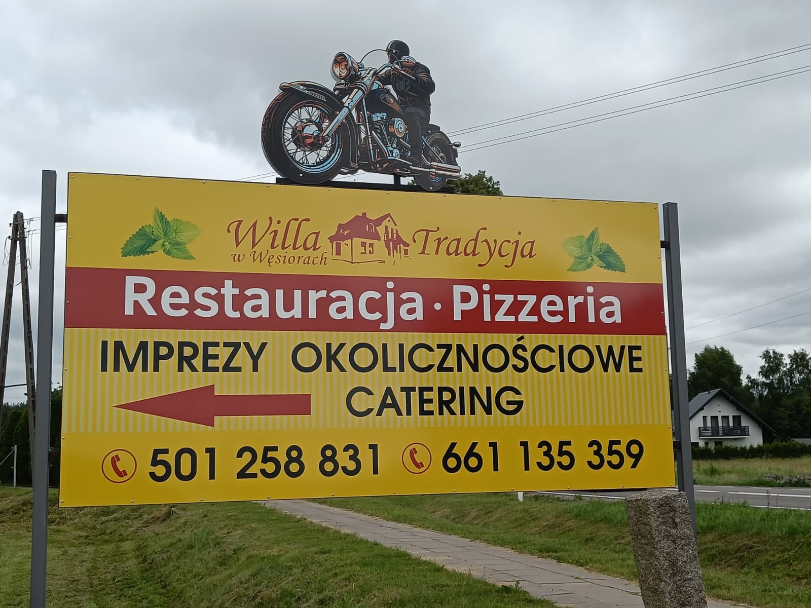 Baner reklamowy Willi Tradycja przy drodze do Węsiór